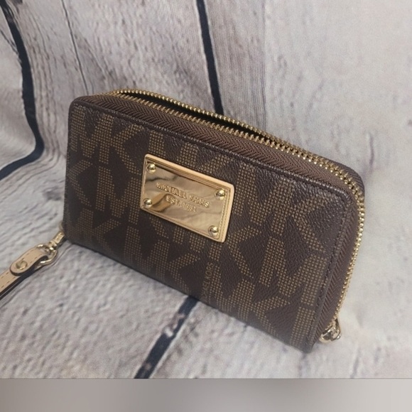 Michael Kors Jet Set Monogram Brown Wristlet - Picture 7 of 10
